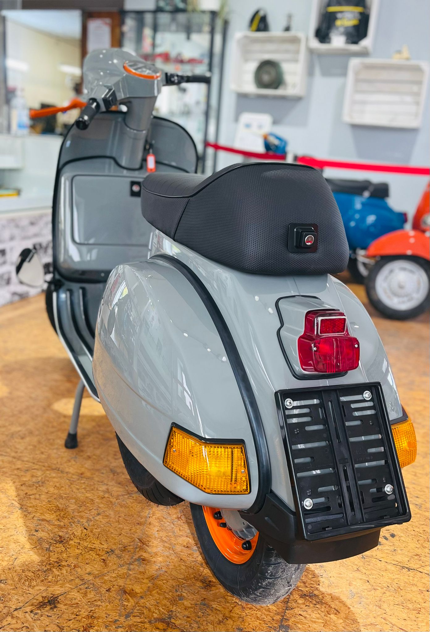 PX 125 in Grau-Orange - Bild #3 PX 125 in Grau-Orange - Bild #3