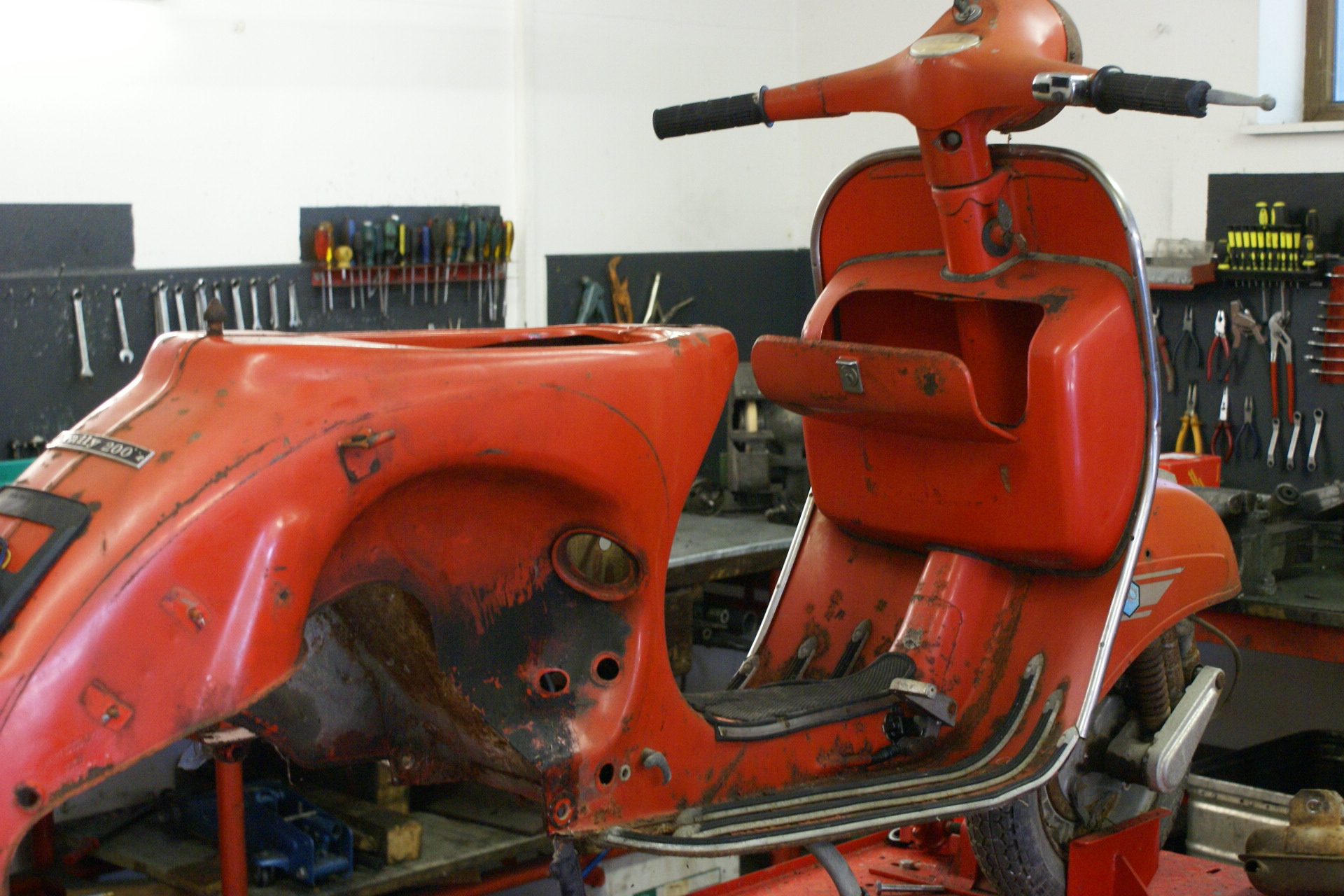 Komplett-Restauration Vespa Rally 200 - Bild #1 Komplett-Restauration Vespa Rally 200 - Bild #1