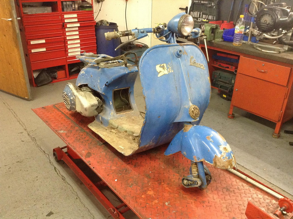 Bilderserie Restauration Vespa 125 Utilitaria - Bild #1 Bilderserie Restauration Vespa 125 Utilitaria - Bild #1